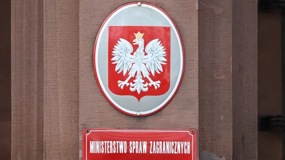 Табличка біля входу до будівлі Міністерства закордонних справ у Варшаві. Fot. PAP/Radek Pietruszka
