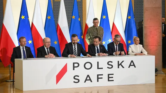Угоду щодо оборонної програми SAFE підписали: віцепрем'єр, голова Міністерства нацоборони Владислав Косіняк-Камиш та міністр фінансів і економіки Анджей Доманський, а з боку Європейської комісії – комісар з питань бюджету Пьотр Серафін та комісар з питань оборони Андріус Кубілюс. Fot. PAP/Marcin Obara