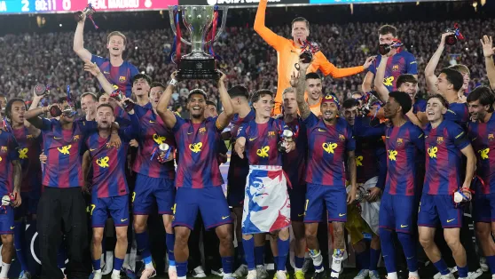 Piłkarze FC Barcelony celebrują zdobycie mistrzostwa Hiszpanii po wygranym meczu z Realem Madryt, fot. PAP/EPA/EFE/SIU WU