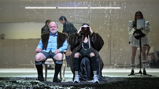 Aktorzy Małgorzata Gałkowska (C), Paulina Kondrak (P) i Roman Gancarczyk (L) podczas próby medialnej spektaklu „Mam coś w głębi nie do przedstawienia. HAMLET”