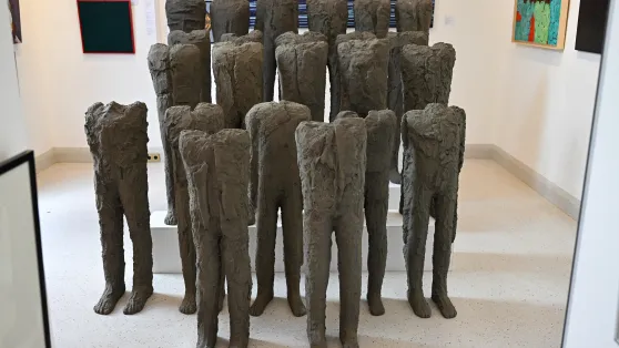 Konstrukcja "Bambini" autorstwa Magdaleny Abakanowicz zaprezentowana na wystawie przedaukcyjnej w Domu Aukcyjnym Polswiss Art w Warszawie, 26 bm. (rp/mgut) PAP/Radek Pietruszka