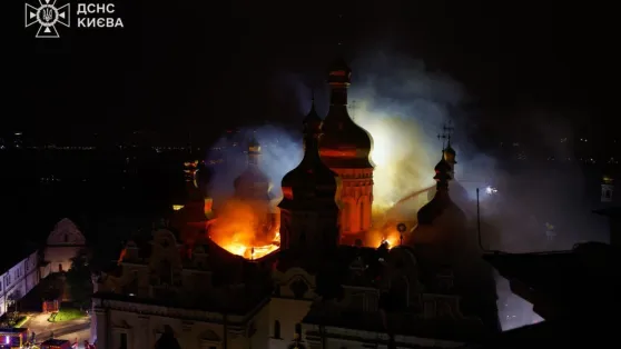 Успенський собор Києві в полум'ї. Fot. Facebook/ДСНС Києва.