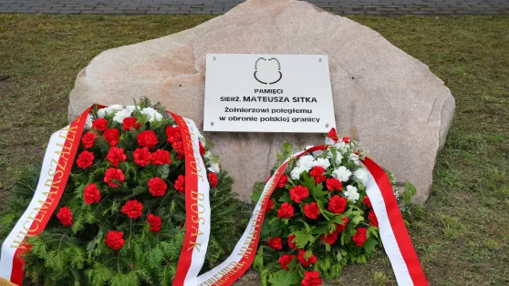 Tablica upamiętniająca sierż. Mateusza Sitka. Fot. PAP/Paweł Supernak