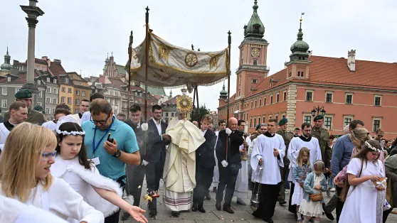 Procesja do czterech ołtarzy, która wyruszyła po eucharystii z archikatedry św. Jana Chrzciciela w Uroczystość Najświętszego Ciała i Krwi Chrystusa. Zdj. ilustracyjne. Fot. PAP/Radek Pietruszka
