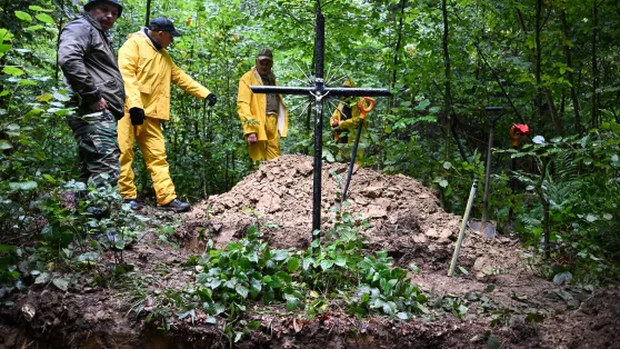 Prace poszukiwawcze na terenie wsi Jureczkow. Fot. PAP/Darek Delmanowicz