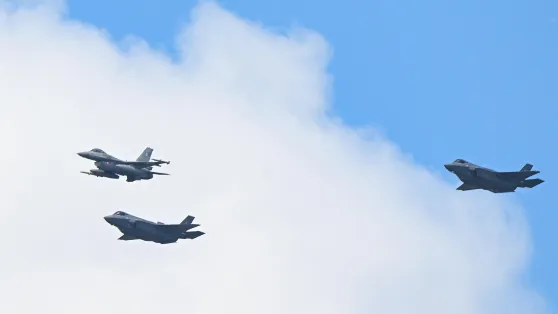 . Samoloty F-35 (P,2L) i F-16 (L) Sił Powietrznych RP podczas uroczystego przelotu nad Warszawą, fot. PAP/Marcin Obara