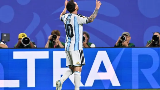 Lionel Messi zdobył trzy bramki w spotkaniu Argentyny z Algierią. Fot. PAP/EPA/AMY KONTRAS