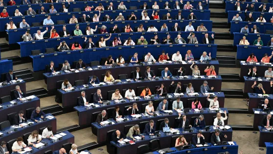  Europosłowie na sali obrad Parlamentu Europejskiego w Strasburgu. Fot. PAP/	Wiktor Dąbkowski