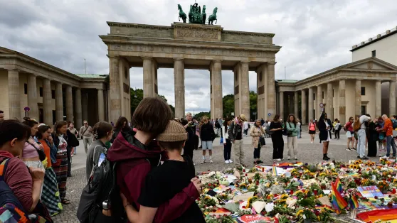 Kwiaty i znicze pod Bramą Brandenburską w Berlinie. Fot.  EPA/FILIP SINGER