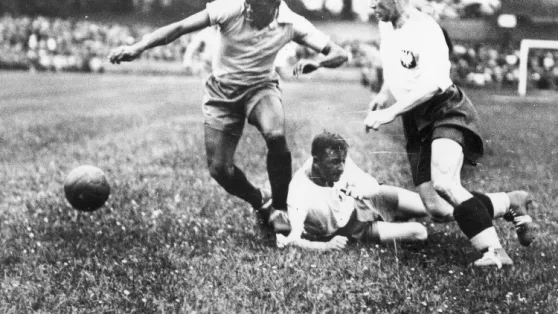 Mistrzostwa Świata w Piłce Nożnej we Francji w 1938 r. Mecz Polska - Brazylia. Widoczni: Antoni Gałecki (leży), Władysław Szczepaniak (z prawej) i Leonidas da Silva (z lewej)./NAC