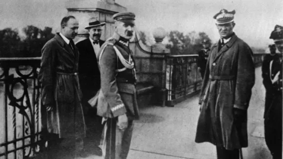 Warszawa 12.05.1926 r. Marszałek Polski Józef Piłsudski w otoczeniu oficerów przed ostatnią przed zamachem stanu rozmową z prezydentem RP Stanisławem Wojciechowskim. Fot. PAP/Reprodukcja