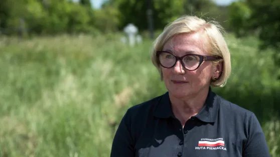 Prezes Stowarzyszenia Huta Pieniacka Małgorzata Gośniowska-Kola w miejscu prac poszukiwawczych w Hucie Pieniackiej. Fot. PAP/Vladyslav Musiienko