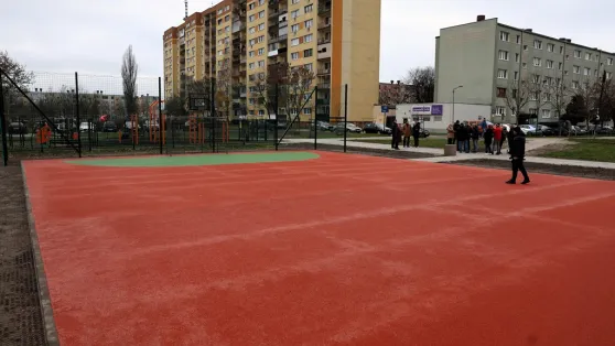 Piotrków Trybunalski: Nowe boisko przy Merkurym otwarte. Powstało w ramach BO