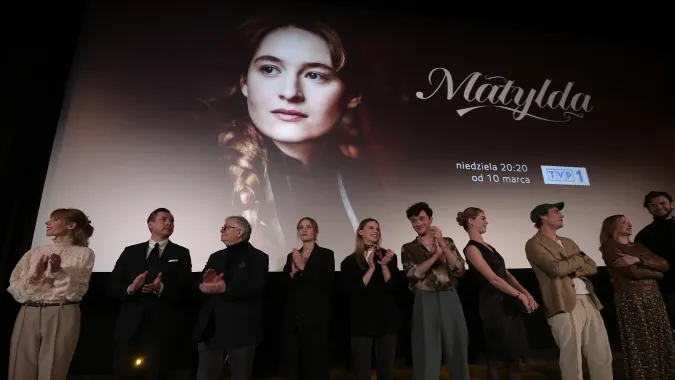 Aktorka Maria Kowalska i reżyser Krzysztof Lang podczas pokazu prasowego odcinka serialu "Matylda" w Kinie Atlantic w Warszawie. Fot. PAP/Marcin Obara