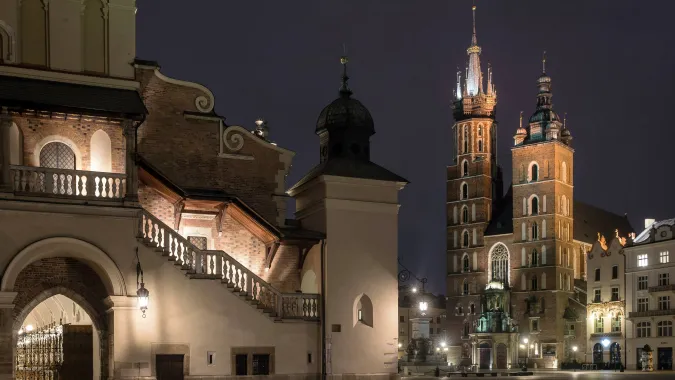 Sukiennice i Kościół Mariacki na Rynku Głównym w Krakowie Fot. PAP/Łukasz Gągulski