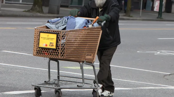 Bezdomny mężczyzna w Vancouver Fot. PAP/EPA/BARBARA WALTON