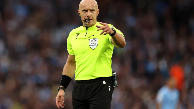 Szymon Marciniak. Fot. EPA/DAVID RAWCLIFFE