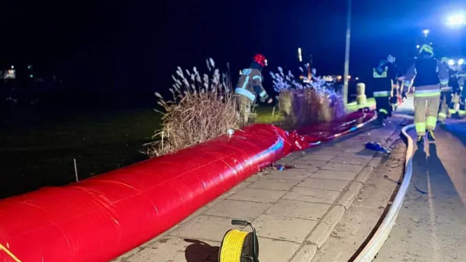 W zagrożonych rejonach miasta prewencyjnie rozłożone zostały rękawy przeciwpowodziowe Fot. Miasto Elbląg