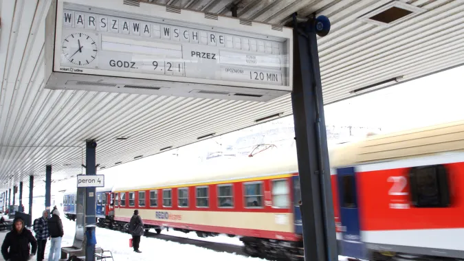 Śnieg na peronie dworca Fot. PAP/Adam Ciereszko