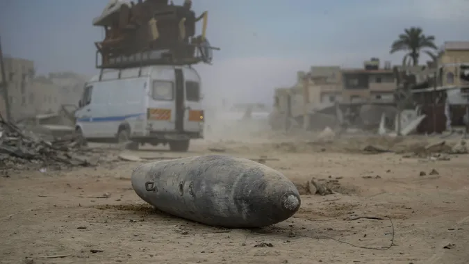 Izraelski pocisk leżący na środku drogi w Strefie Gazie. Fot. EPA/MOHAMMED SABER