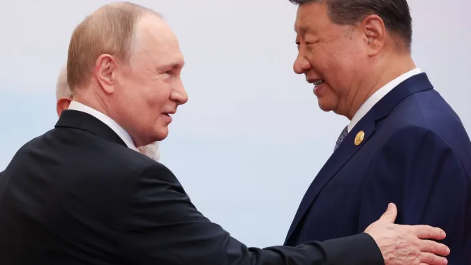 Xi Jinping (P) i Władimir Putin (L). Fot. EPA/Evgenia Novozhenina / POOL