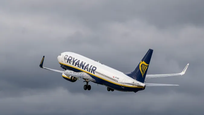 Samolot należący do tanich linii lotniczych Ryanair. Fot. PAP/Andrzej Jackowski