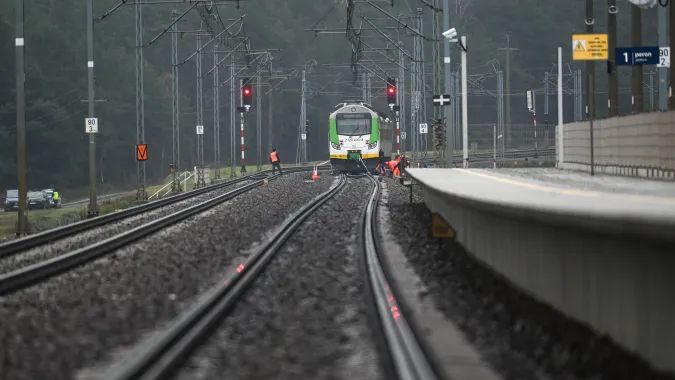 Działania służb przy zniszczonym fragmencie torowiska na trasie Dęblin-Warszawa przy stacji kolejowej Mika. Fot. PAP/Wojtek Jargiło