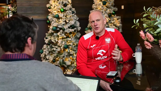 Trener reprezentacji Polski Arne Senstad w rozmowie z dziennikarzem PAP. Fot. PAP/	Marcin Bielecki