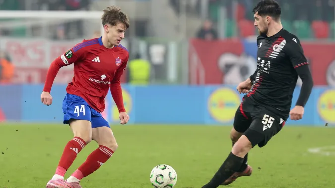 Piłkarz Rakowa Częstochowa Bogdan Mircetic i Duje Dujmovic z HSK Zrinjskiego Mostar. Fot. PAP/Art Service