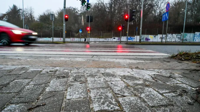 Oblodzone chodnik i ulica Fot. PAP/Marcin Bielecki