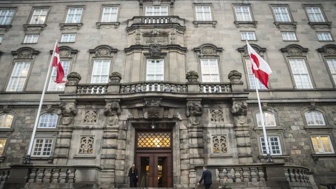 Flagi Danii i Grenlandii przed Folketingiem - parlamentem Danii Fot. PAP/EPA/SEBASTIAN ELIAS UTH