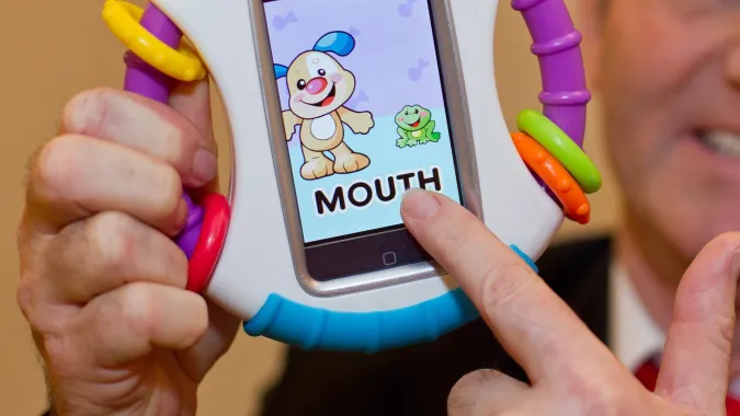 Zabawka dla malucha z miejscem na smarfton Fot. PAP/EPA/DANIEL KARMANN