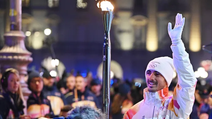Znicz olimpijski w drodze do Mediolanu Fot. PAP/EPA/Alessandro Di Marco
