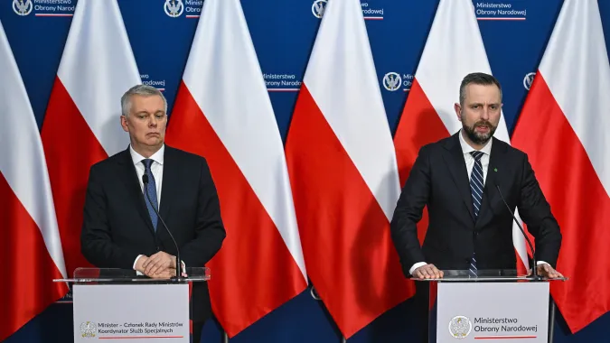 Wicepremier, minister obrony narodowej Władysław Kosiniak-Kamysz oraz minister-koordynator służb specjalnych Tomasz Siemoniak. Fot. PAP/Radek Pietruszka