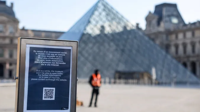 Zamknięte muzeum Luwru, fot. PAP/EPA/Mohammed Badra