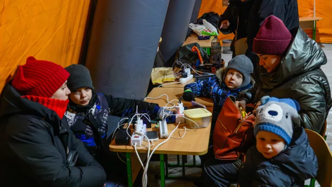 Mieszkańcy Kijowa gromadzą się w ogrzewanym namiocie. Fot. PAP/	Vladyslav Musiienko