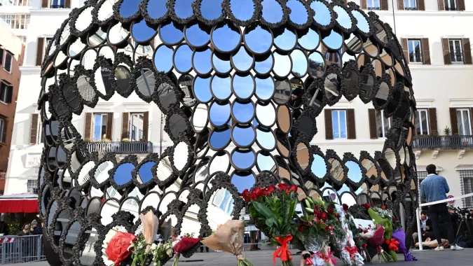 Hołd kwiatowy w kaplicy grobowej projektanta Valentino Garavaniego w Rzymie. Fot. PAP/EPA/MAURIZIO BRAMBATTI