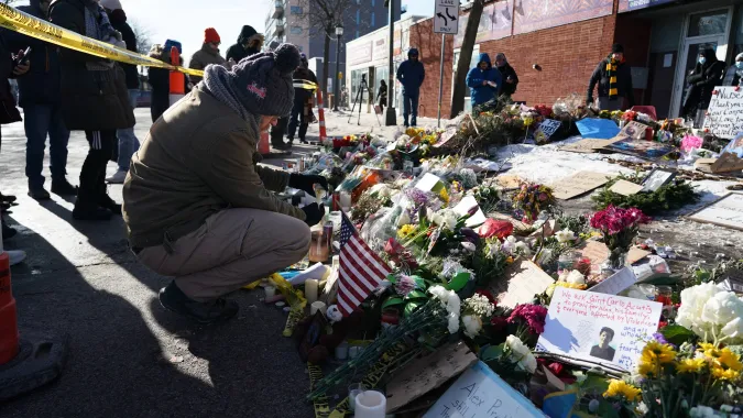 Kwiaty i znicze w miejscu zabójstwa mężczyzny, fot. PAP/EPA/CRAIG LASSIG