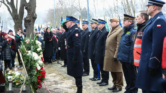 Uroczyste obchody 20. rocznicy katastrofy budowlanej na terenie Międzynarodowych Targów Katowickich, przed pomnikiem pamięci ofiar katastrofy MTK. Fot. PAP/Kasia Zaremba
