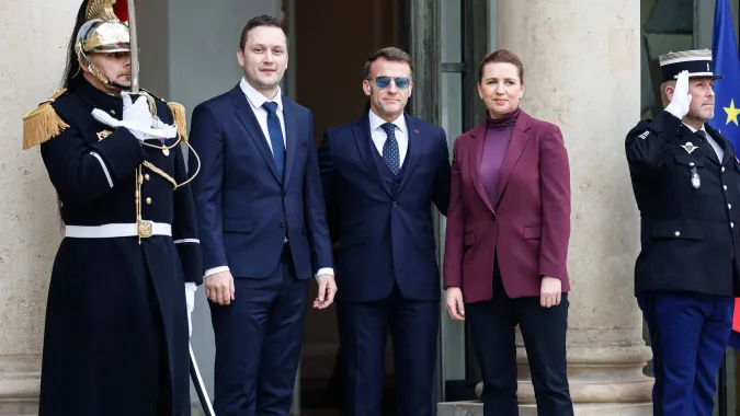 Prezydent Francji Emmanuel Macron na spotkaniu z premierami Danii i Grenlandii, Mette Frederiksen i Jensem-Frederikiem Nielsenem. Fot. PAP/EPA/Mohammed Badra