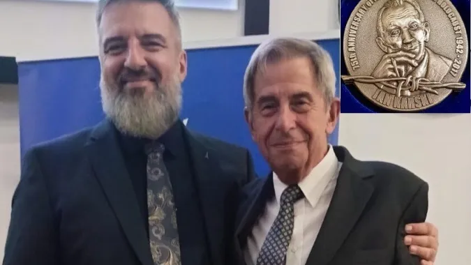 Profesorowie Fryderyk i Andrzej Zollowie oraz Medal Misji Jana Karskiego. Foto: Archiwum Towarzystwa Jana Karskiego