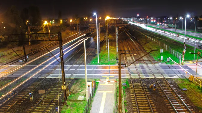 17-latek wyszedł na peron, by pomóc osobie poruszającej się na wózku inwalidzkim. Fot. Adobe Stock/MaciasPhoto