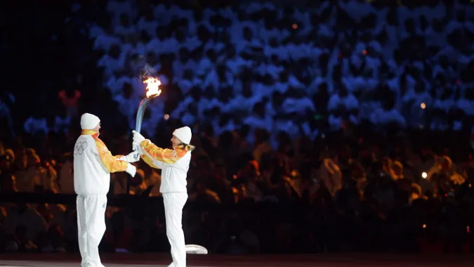 Alberto Tomba i Deborah Compagnoni podczas Zimowych Igrzysk w Turynie w 2006 roku Fot. PAP/BARTŁOMIEJ ZBOROWSKI
