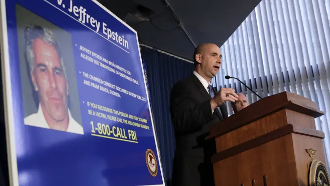 Zdjęcia z konferencji prasowej na temat aresztowania Jeffreya Epsteina w Nowym Jorku w lipcu 2019 r. Fot. PAP/EPA/JASON SZENES