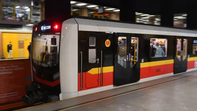 Pociąg metra - zdjęcie ilustracyjne Fot. PAP/Radek Pietruszka