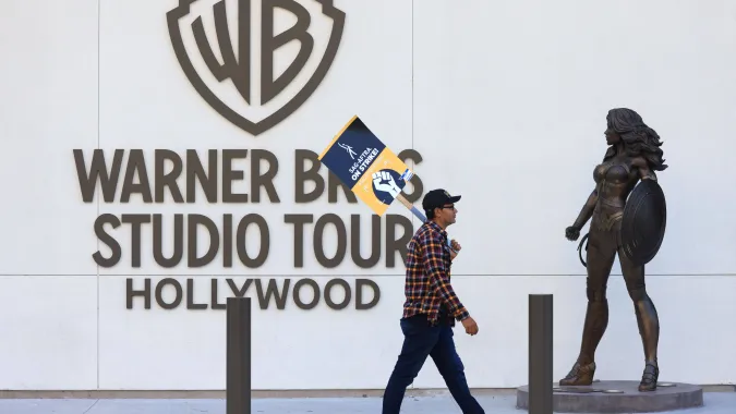 Protest pod Warner Bros. Fot. PAP/EPA/DAVID SWANSON