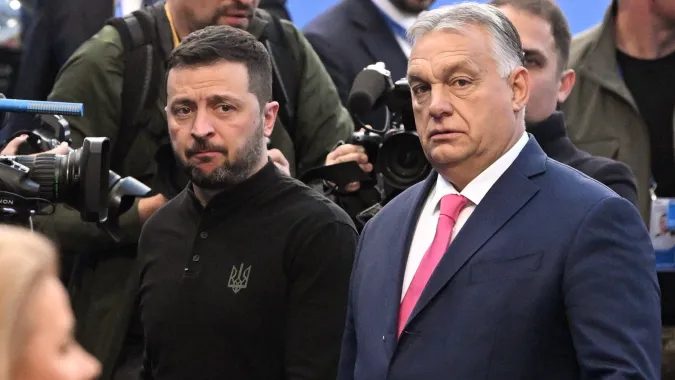 Wołodymyr Zełenski i Viktor Orban Fot. PAP/EPA/SZILARD KOSZTICSAK