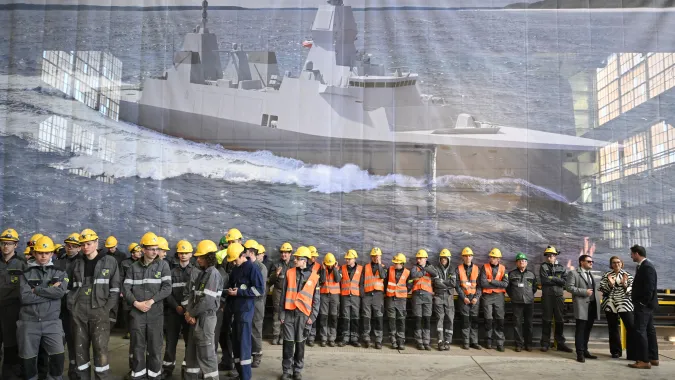 Gdynia, 05.05.2025. Uroczystość palenia blach pod drugą fregatę wielozadaniową dla Marynarki Wojennej, ORP "Burzę" w PGZ Stoczni Wojennej Fot. PAP/Adam Warżawa