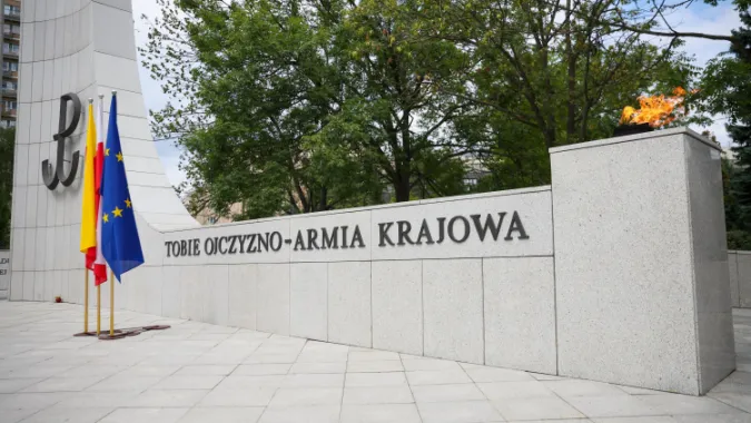 Pomnik Polskiego Państwa Podziemnego i Armii Krajowej przed Sejmem. Fot. PAP/Leszek Szymański