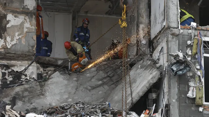 Rosyjski atak na Kijów. Fot. PAP/EPA/	SERGEY DOLZHENKO
